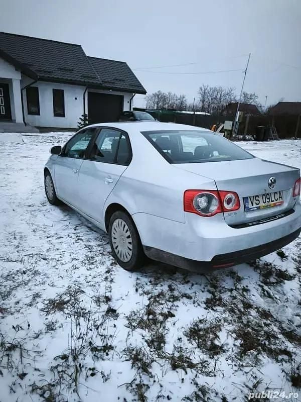 Utilizat 2010 VW Jetta Berlinǎ | 3.500 EUR (Preț bun) - Imagine 1/4