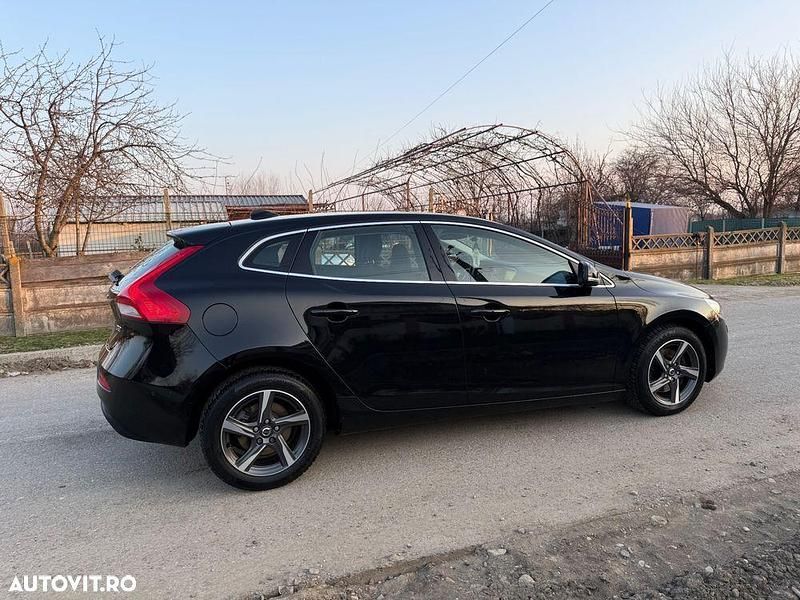 Second-hand Volvo V40 Summum 120 CP (88 kW) 2016 Culoarenegru Hatchback