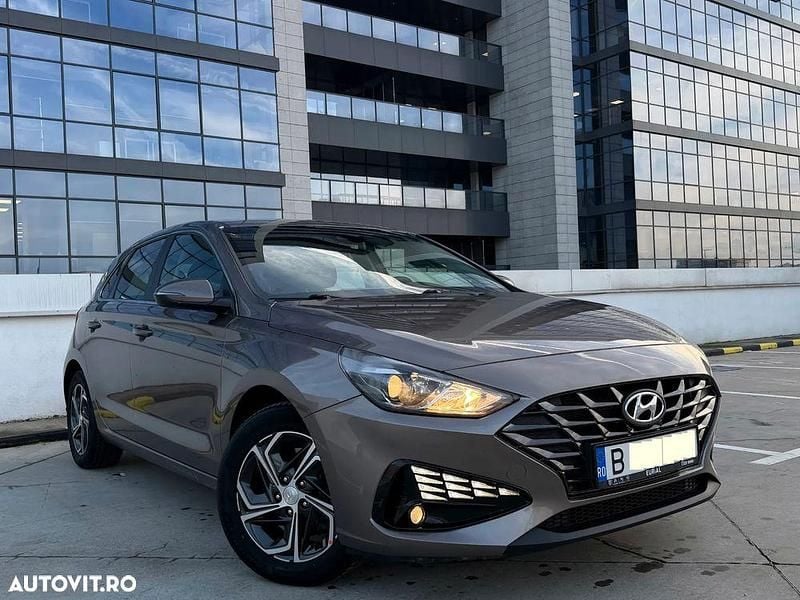 Second-hand Hyundai i30 110 CP (80 kW) 2022 Culoaremaro Hatchback