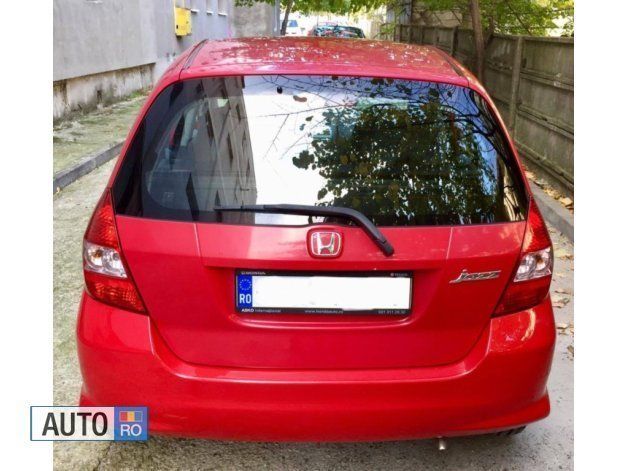 Second-hand Honda Jazz 83 CP (61 kW) 2006 Rosu Hatchback