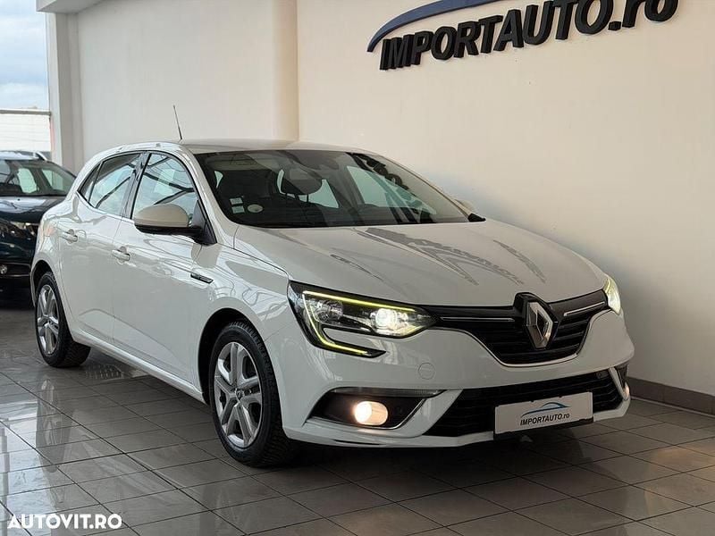 Culoarealb Utilizat 2017 Renault Mégane IV Zen Hatchback | 8.250 EUR (Puțin scump) - Imagine 1/4