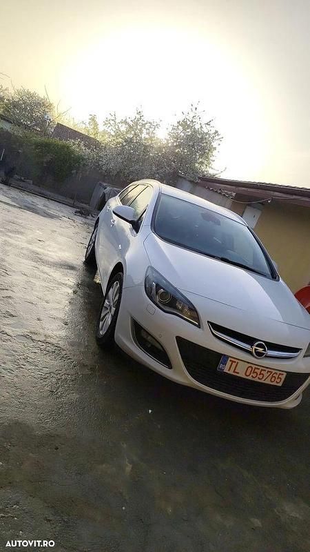 Culoarealb Utilizat 2014 Opel Astra Active Break | 6.800 EUR (Scump) - Imagine 1/2