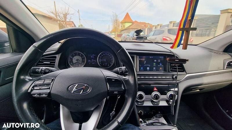 Second-hand Hyundai Elantra Classic 128 CP (94 kW) 2019 Culoaregri Berlinǎ