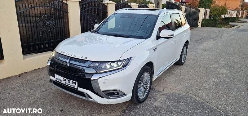 Culoarealb Utilizat 2018 Mitsubishi Outlander P-HEV Top SUV | 19.750 EUR (Puțin scump) - Imagine 1/4