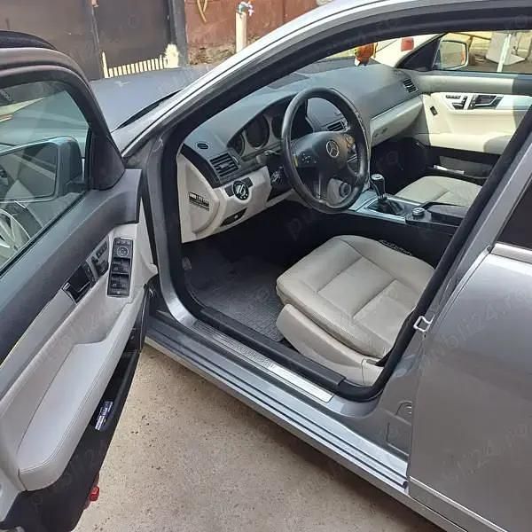 Second-hand Mercedes 220 173 CP (127 kW) 2008 Berlinǎ