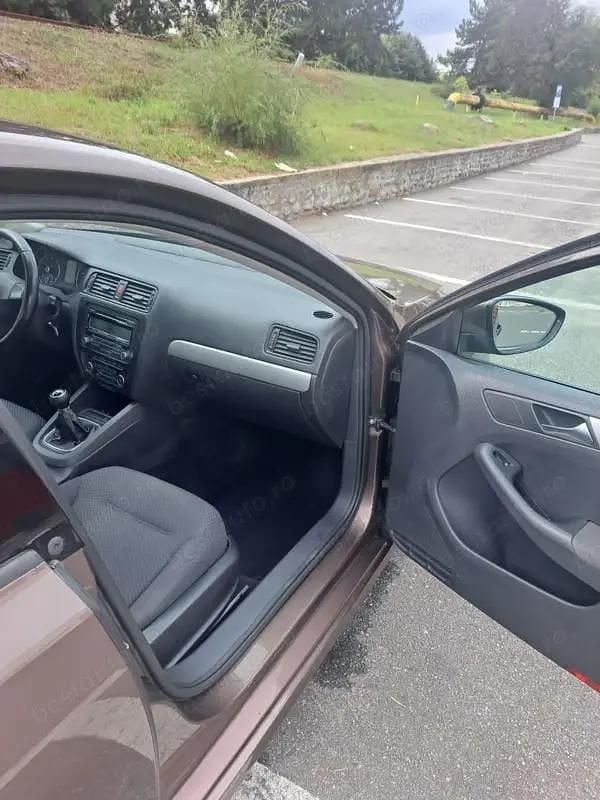 Second-hand VW Jetta 115 CP (84 kW) 2011 Maro Berlinǎ