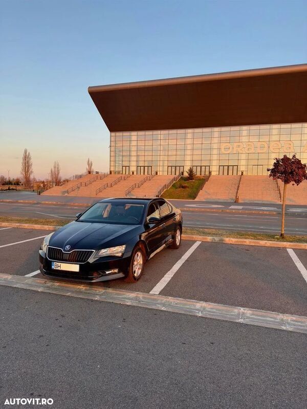 Negru Utilizat 2017 Skoda Superb Berlinǎ | 12.000 EUR (Super Preț) - Imagine 1/4
