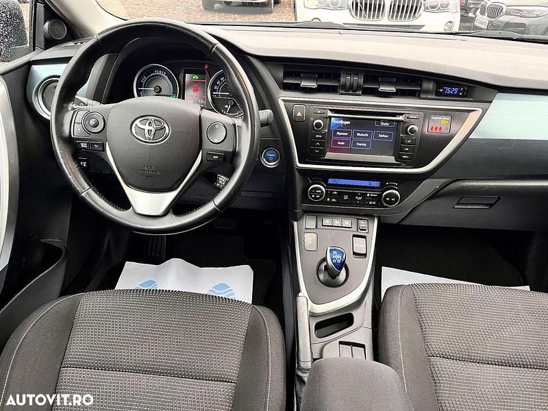 Second-hand Toyota Auris Hybrid Executive 136 CP (100 kW) 2015 Culoaregri Berlinǎ