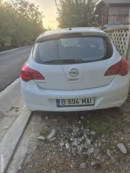 Alb Utilizat 2010 Opel Astra Hatchback | 3.000 EUR (Preț bun) - Imagine 1/4