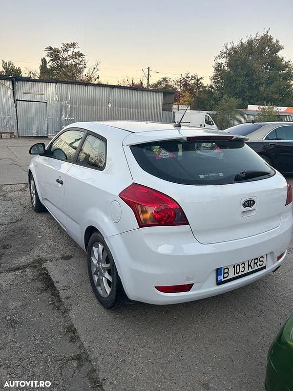 Culoarealb Utilizat 2009 Kia Ceed Coupe | 2.200 EUR (Super Preț) - Imagine 1/4