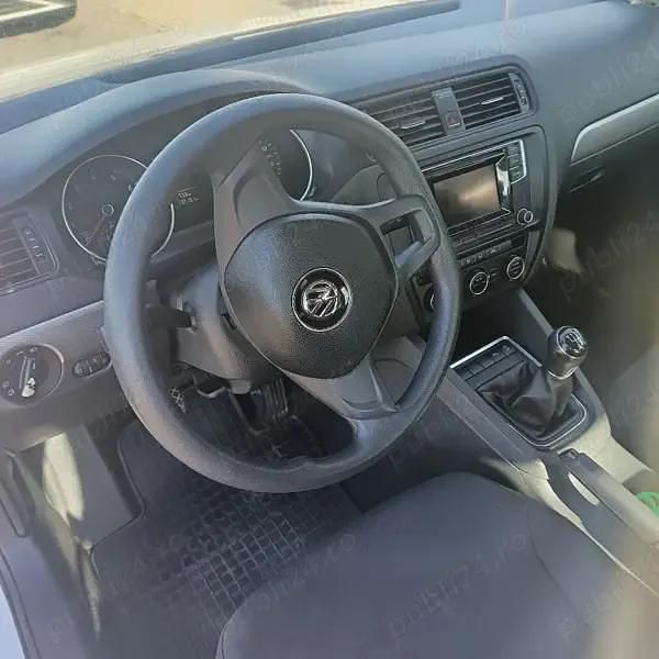 Second-hand VW Jetta Comfortline 105 CP (77 kW) 2018 Culoarealb Berlinǎ