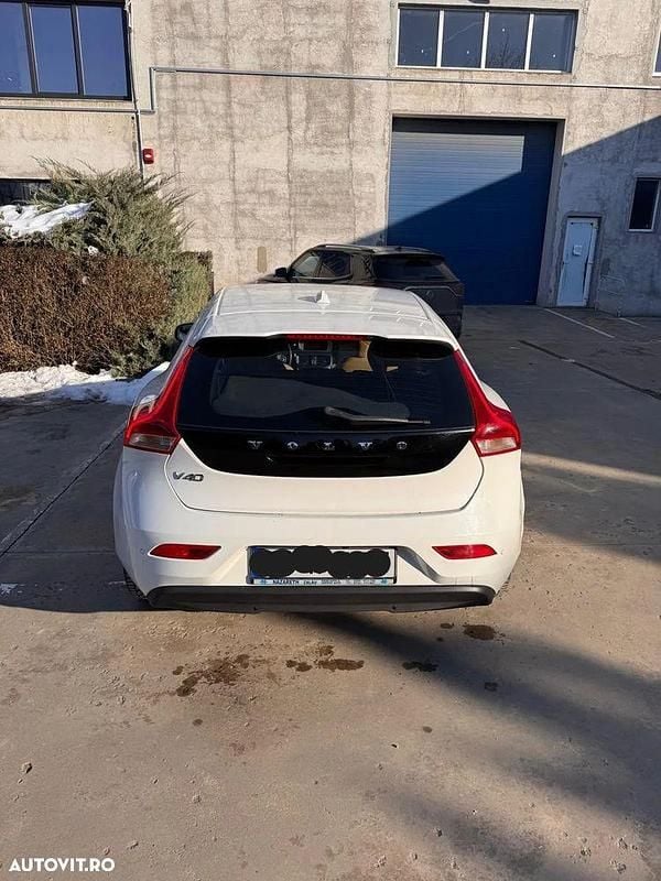 Second-hand Volvo V40 Kinetic 120 CP (88 kW) 2018 Culoarealb Hatchback