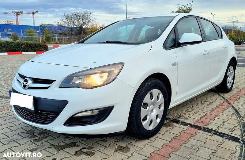 Culoarealb Utilizat 2013 Opel Astra Enjoy Hatchback | 4.100 EUR (Preț bun) - Imagine 1/4