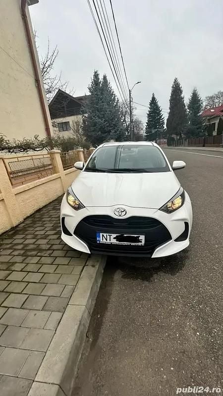 Alb Second-hand 2024 Toyota Yaris Hatchback | 16.900 EUR (Preț OK) - Imagine 1/4
