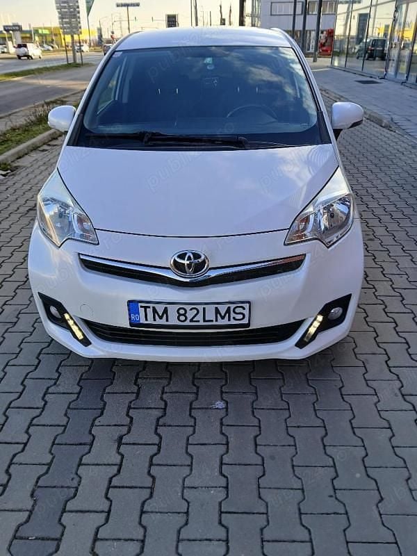 Alb Utilizat 2012 Toyota Verso Monovolum | 5.200 EUR - Imagine 1/4