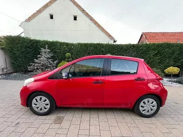 Rosu Utilizat 2012 Toyota Yaris Berlinǎ | 3.900 EUR - Imagine 1/4