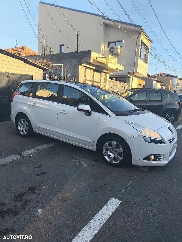 Alb Utilizat 2011 Peugeot 5008 Access Monovolum | 4.000 EUR (Preț bun) - Imagine 1/4