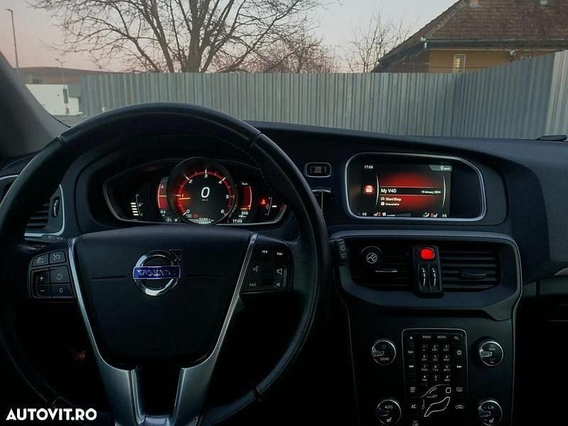Second-hand Volvo V40 120 CP (88 kW) 2016 Culoarenegru Hatchback
