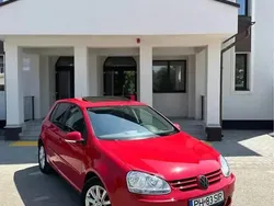 Rosu Utilizat 2005 VW Golf V Hatchback | 3.350 EUR