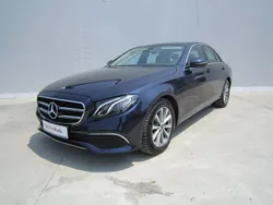 Albastru inchis metalic perleffect Utilizat 2019 Mercedes E220 | 30.990 EUR (Puțin scump)