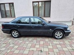 Utilizat 2000 Mercedes 220 Berlinǎ | 1.750 EUR