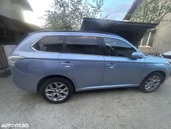 Albastru Utilizat 2014 Mitsubishi Outlander P-HEV Top SUV | 9.250 EUR (Preț bun)