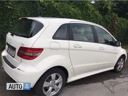 Alb Utilizat 2010 Mercedes B180 Monovolum | 6.450 EUR (Scump)