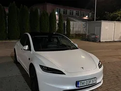 Alb Utilizat 2025 Tesla Model 3 Berlinǎ | 32.900 EUR (Preț bun)