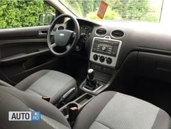 Albastru marin Utilizat 2006 Ford Focus Break | 2.550 EUR (Scump)