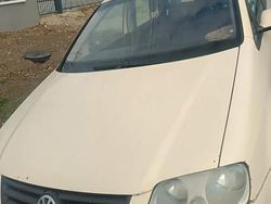 Galben Utilizat 2005 VW Touran Monovolum | 1.000 EUR (Super Preț)