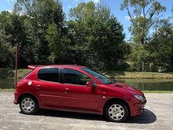 Rosu Utilizat 2006 Peugeot 206 | 1.950 EUR (Preț OK)
