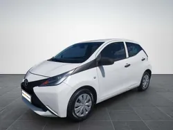 Alb Utilizat 2017 Toyota Aygo X-play Hatchback | 7.250 EUR (Scump)