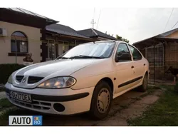 Alb Utilizat 2000 Renault Mégane Berlinǎ | 1.300 EUR