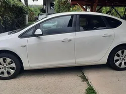 Culoarealb Utilizat 2015 Opel Astra Enjoy Berlinǎ | 4.850 EUR (Preț bun)
