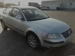Gri Utilizat 2005 VW Passat Berlinǎ | 2.300 EUR (Preț bun)