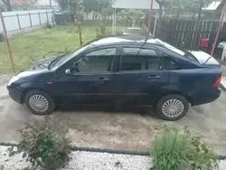 Utilizat 2000 Ford Focus Ghia Berlinǎ | 1.600 EUR (Puțin scump)