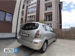 Gri Utilizat 2004 Toyota Corolla Verso Monovolum | 4.000 EUR