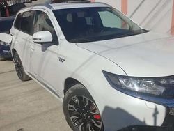 Alb Utilizat 2017 Mitsubishi Outlander P-HEV | 16.500 EUR (Scump)
