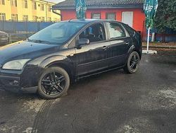 Culoarenegru Utilizat 2004 Ford Focus Ghia Hatchback | 999 EUR (Super Preț)