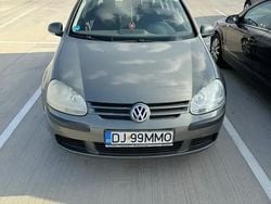Verde Utilizat 2004 VW Golf V Hatchback | 1.800 EUR (Super Preț)