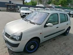 Utilizat 2002 Renault Clio II Privilege Hatchback | 1.450 EUR (Preț bun)