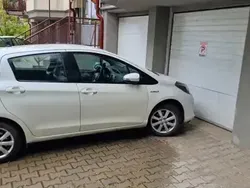 Alb Utilizat 2015 Toyota Yaris Hybrid Hatchback | 10.000 EUR