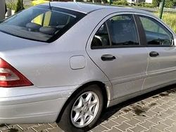 Utilizat 2003 Mercedes 220 Berlinǎ | 1.300 EUR