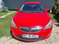 Rosu Utilizat 2012 Opel Astra Break | 2.600 EUR (Super Preț)