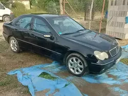 Negru Utilizat 2002 Mercedes C200 Berlinǎ | 1.500 EUR