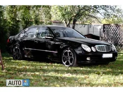 Negru Utilizat 2003 Mercedes E220 Berlinǎ | 5.500 EUR