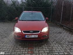 Culoareportocaliu Utilizat 2007 Ford Focus Ghia Hatchback | 1.900 EUR (Preț bun)