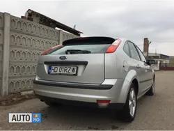 Gri Utilizat 2004 Ford Focus Hatchback | 2.750 EUR (Scump)