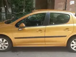 Portocaliu Utilizat 2007 Peugeot 207 Berlinǎ | 2.600 EUR (Preț bun)