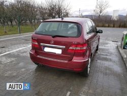 Rosu Utilizat 2011 Mercedes B180 Monovolum | 11.000 EUR